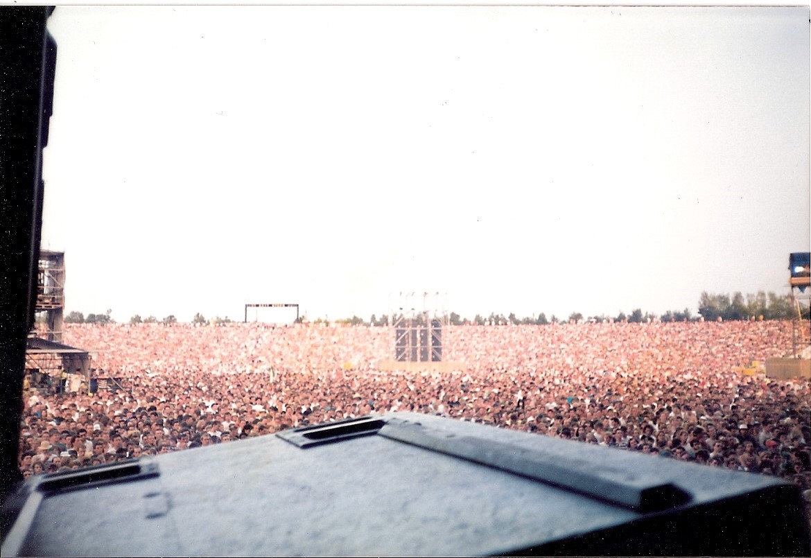 The_view_of_the_Bowie_crowd_from_the_stage.jpg