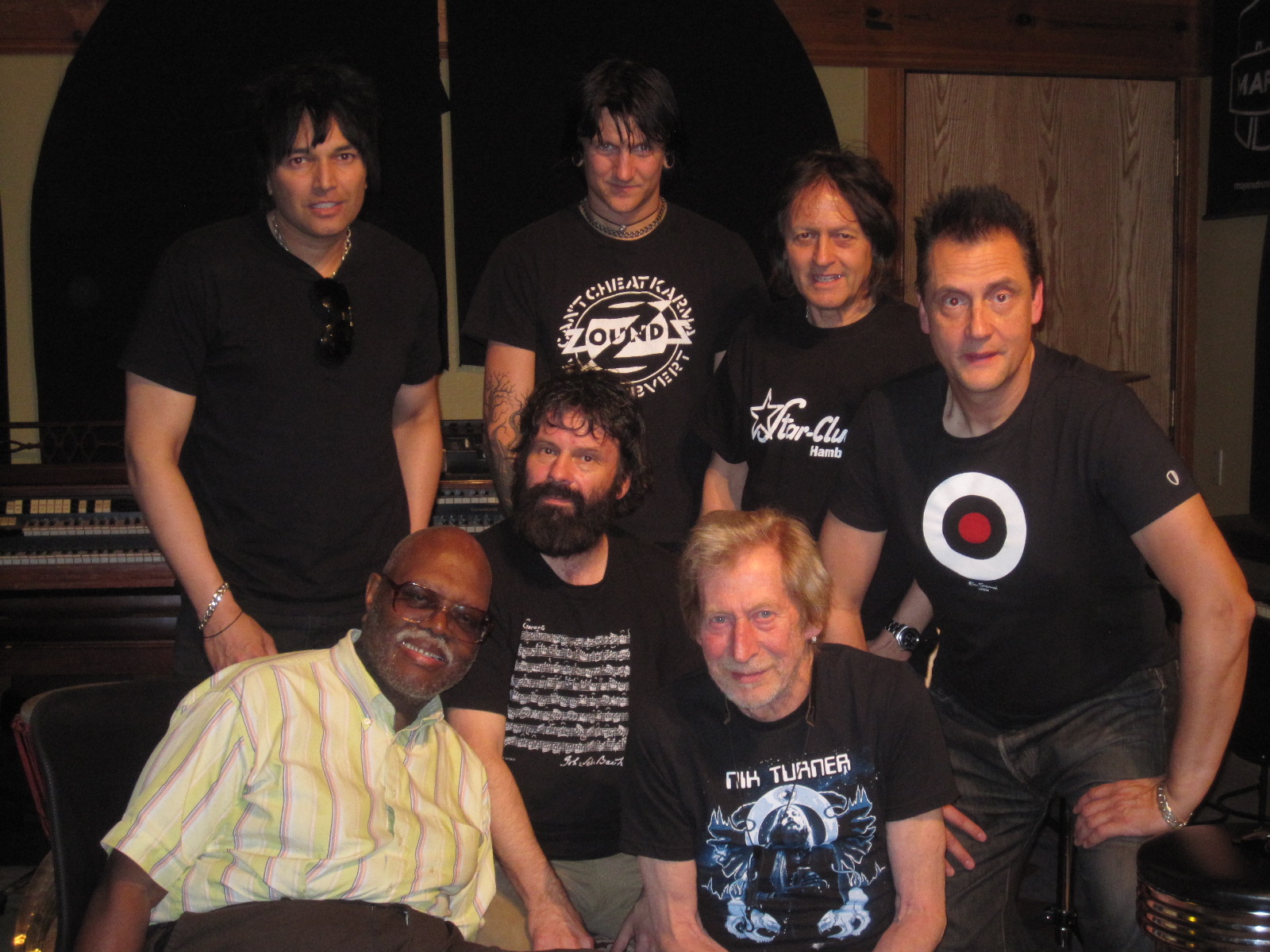 The whole crew. Back row, Brian (Cleopatra records), Jason Willer, Jeff Piccinini (Geoff Myles), Jürgen Engler. Front row: Big Jay McNeely, Nicky Garratt and Nik Turner. Click image to enlarge.