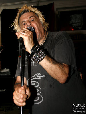 Charlie Harper - vocals and harmonica - click to enlarge