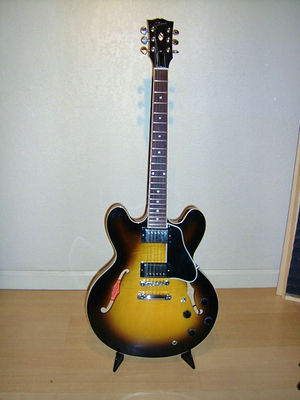 Gibson ES335 - click image to enlarge